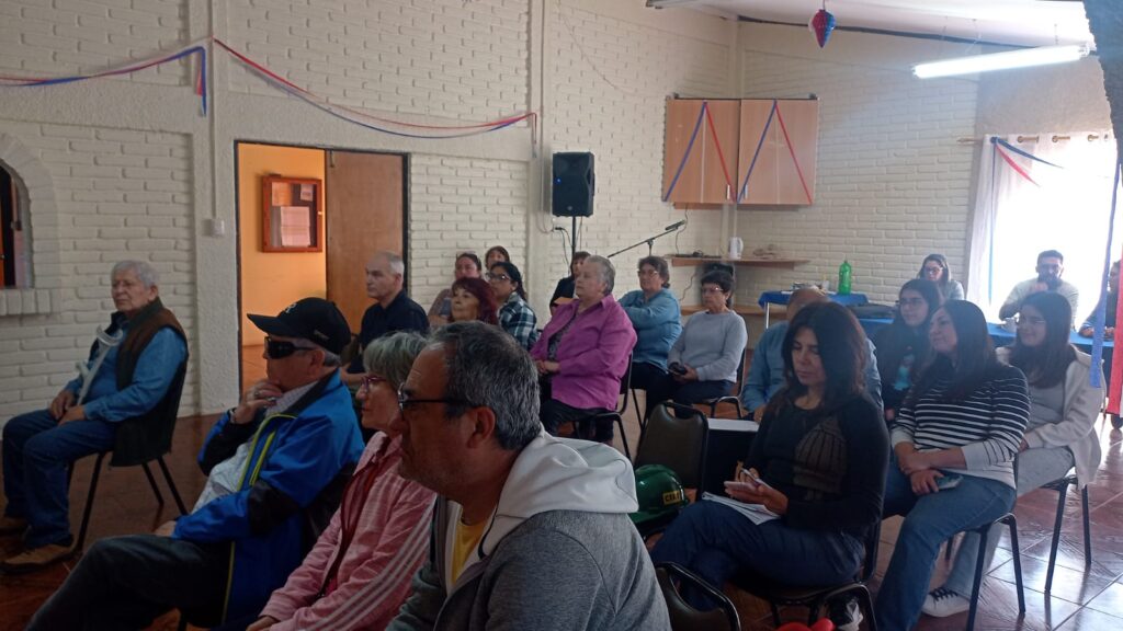 Fuimos invitados a este taller de charla y capacitación "Familia Preparada" gracias al Departamento GRD (Gestión de Riegos y Desastres) de la I.Municipalidad de Viña Del Mar con el propósito de capacitarnos y enseñarnos a cómo estar preparados ante eventuales desastres y emergencias en nuestro sector como el mega incendio vivido en 2024 y el terremoto de Feb/2010. Esto se llevó a cabo el día 30 de Septiembre en la Junta de Vecinos UV. 75 Villa Dulce Crav